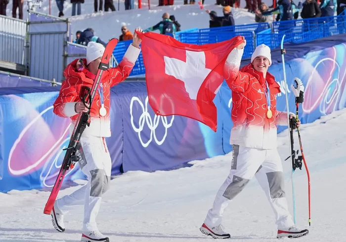 Von Allmen logra para Suiza un oro en la combinada por equipos y sigue adornando su palmarés
