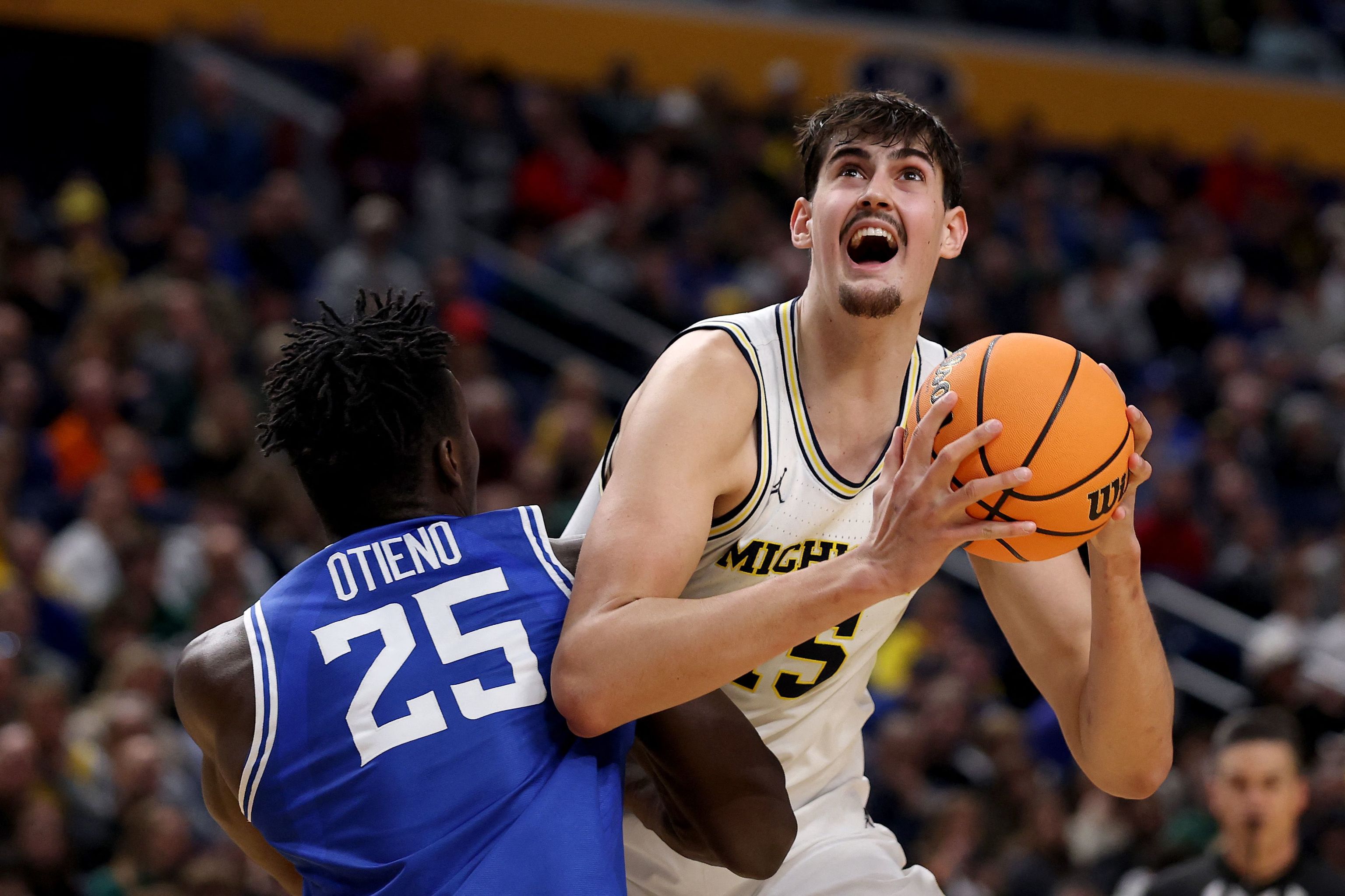 Mara, en acción contra Paul Otieno, de Saint Louis.