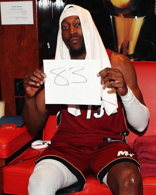 Adebayo, con un cartel que muestra los 83 puntos.