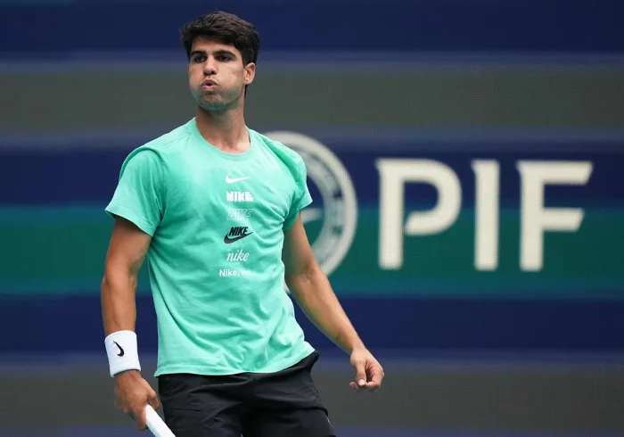 Alcaraz vuelve a Miami, el lugar de su última decepción: una superficie desfavorable, un debut incómodo y el "ajedrez" como arma