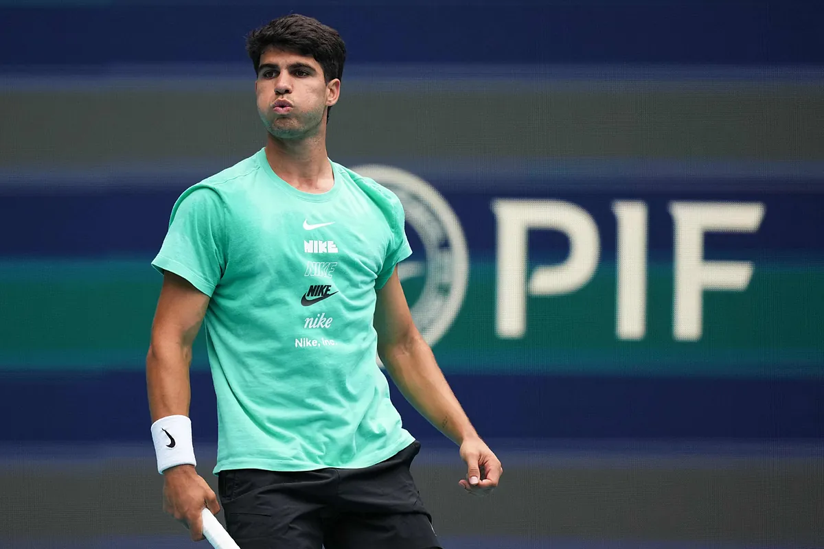 Alcaraz vuelve a Miami, el lugar de su última decepción: una superficie desfavorable, un debut incómodo y el "ajedrez" como arma