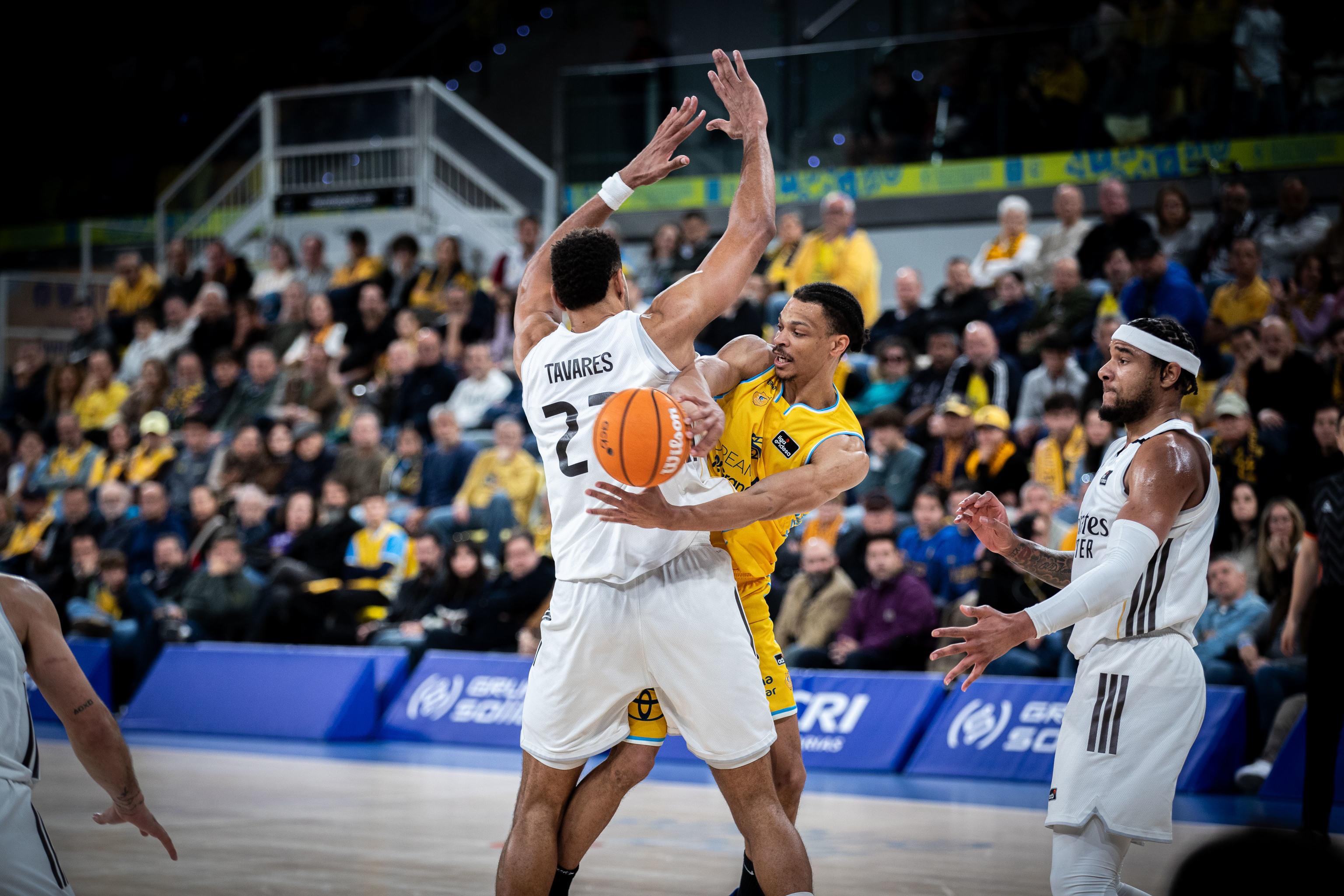 Wong dobla el balón ante Tavares, en el Gran Canaria Arena.