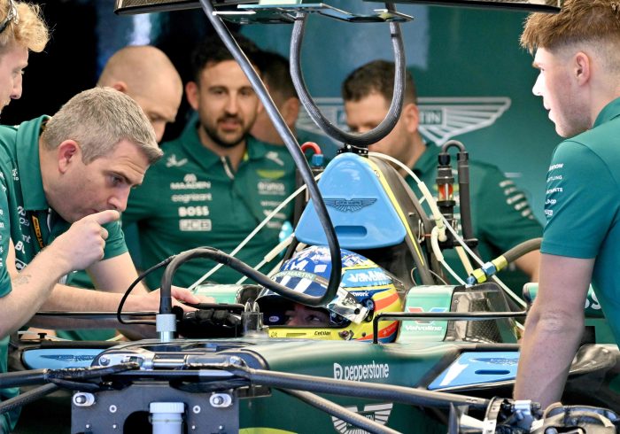 Aston Martin es un despropósito: Fernando Alonso, fuera de la primera sesión, sólo puede rodar 18 vueltas después