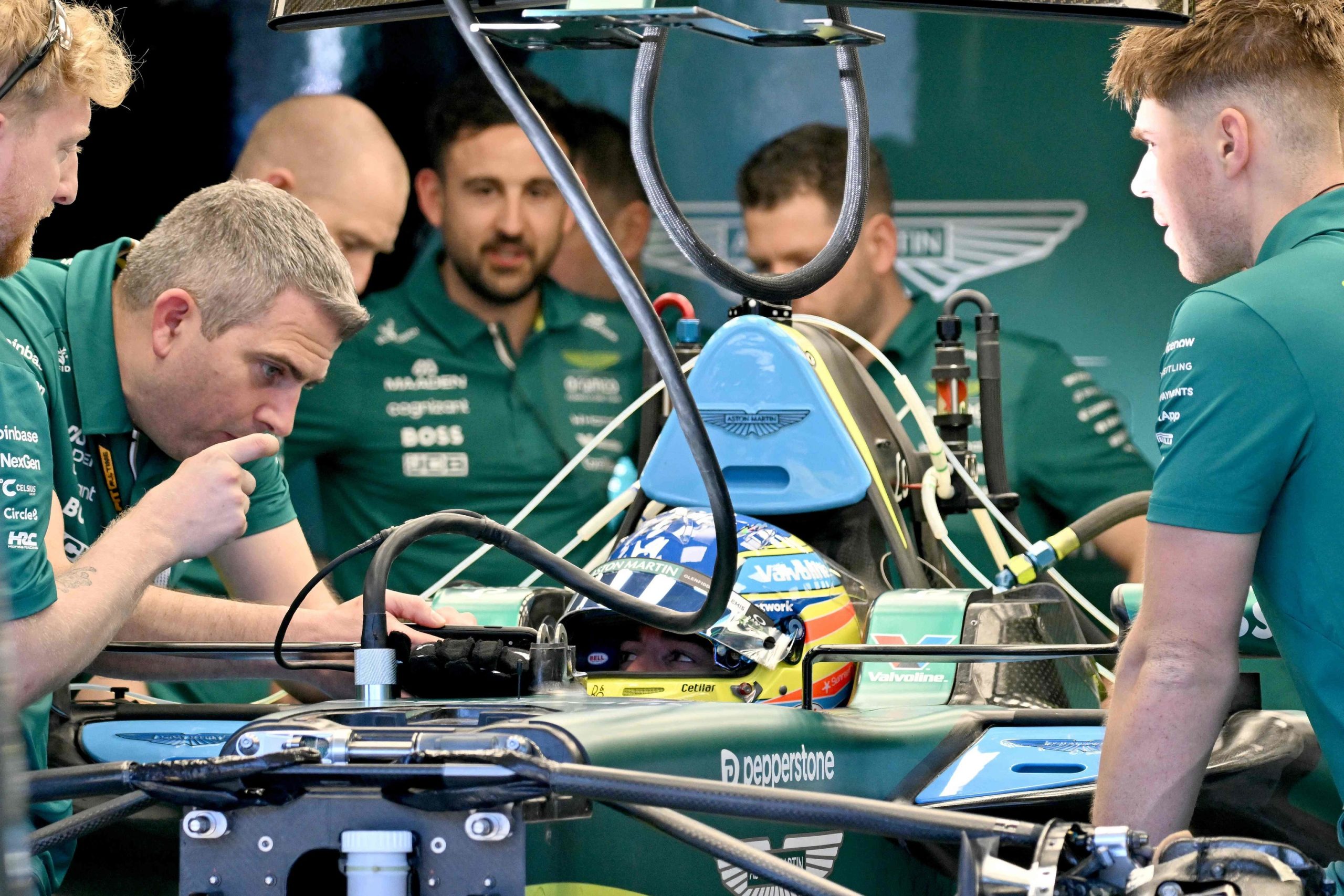 Aston Martin es un despropósito: Fernando Alonso, fuera de la primera sesión, sólo puede rodar 18 vueltas después