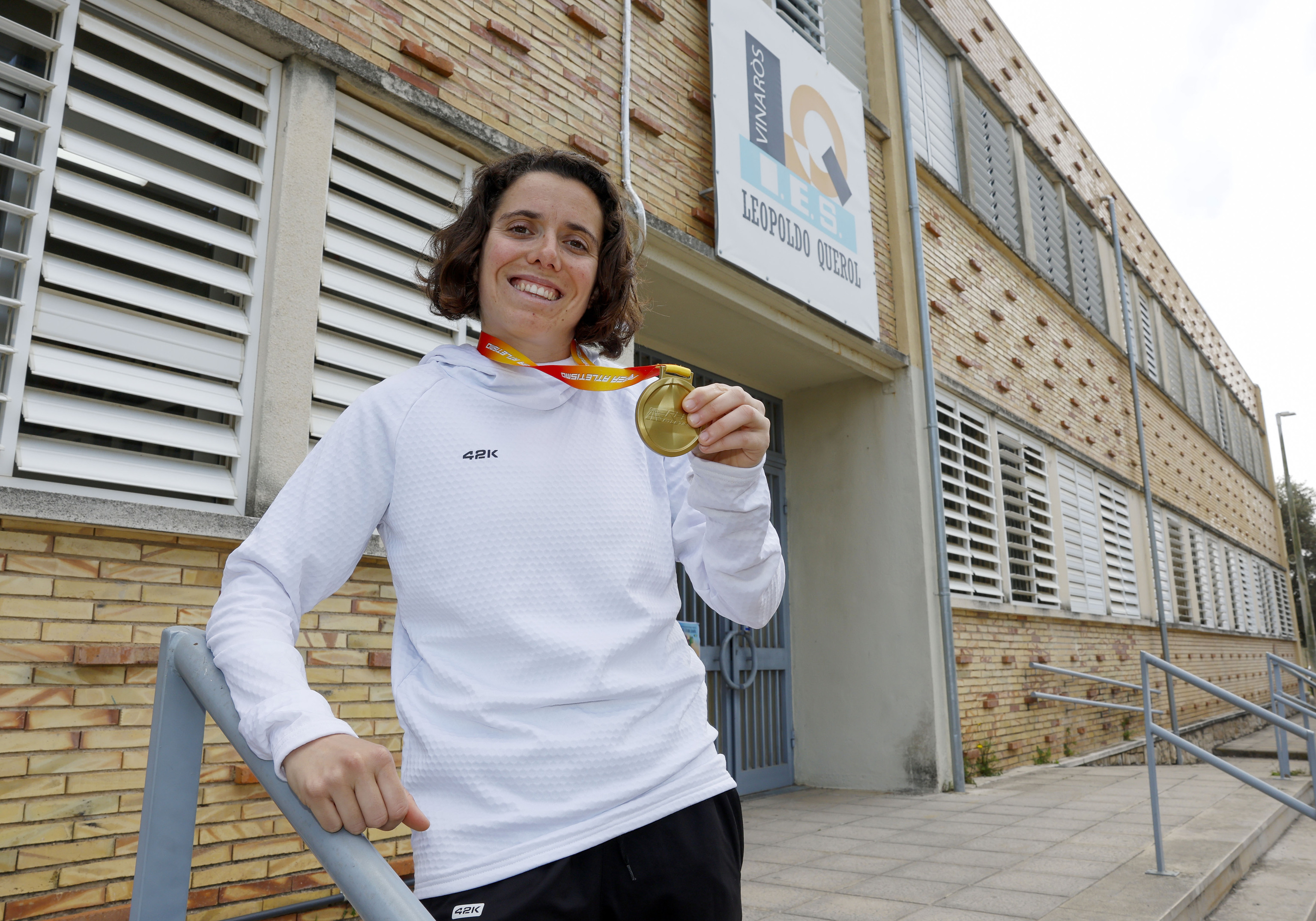 Carla Masip, en la puerta de su Instituto.