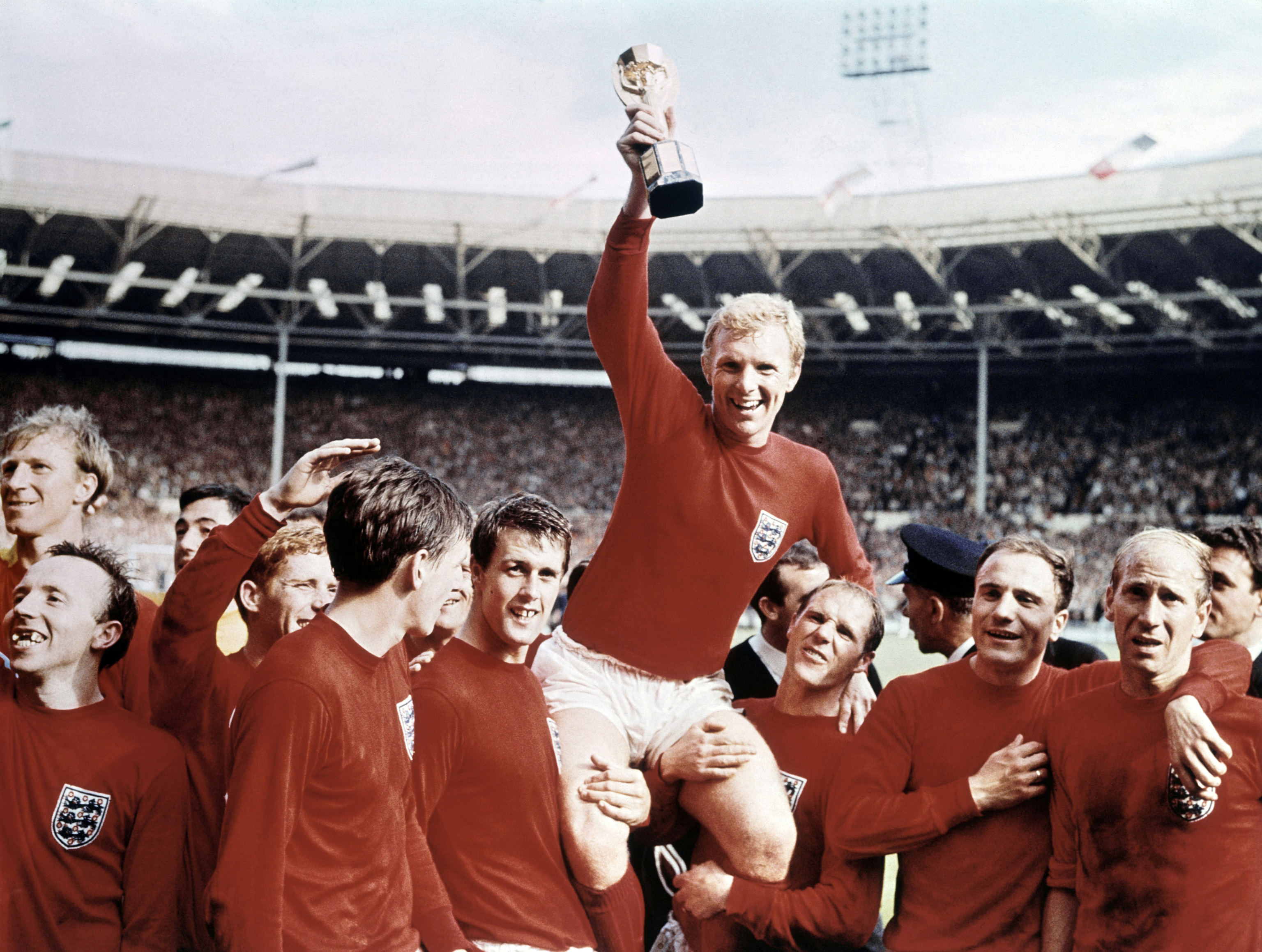 Bobby Moore, con la copa Jules Rimet en Wembley