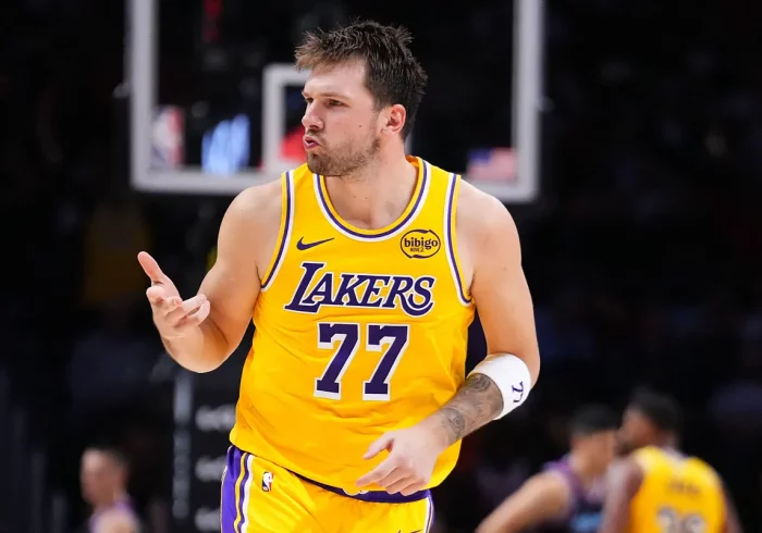 Doncic hunde a los Heat con 60 puntos ante la mirada de Alcaraz