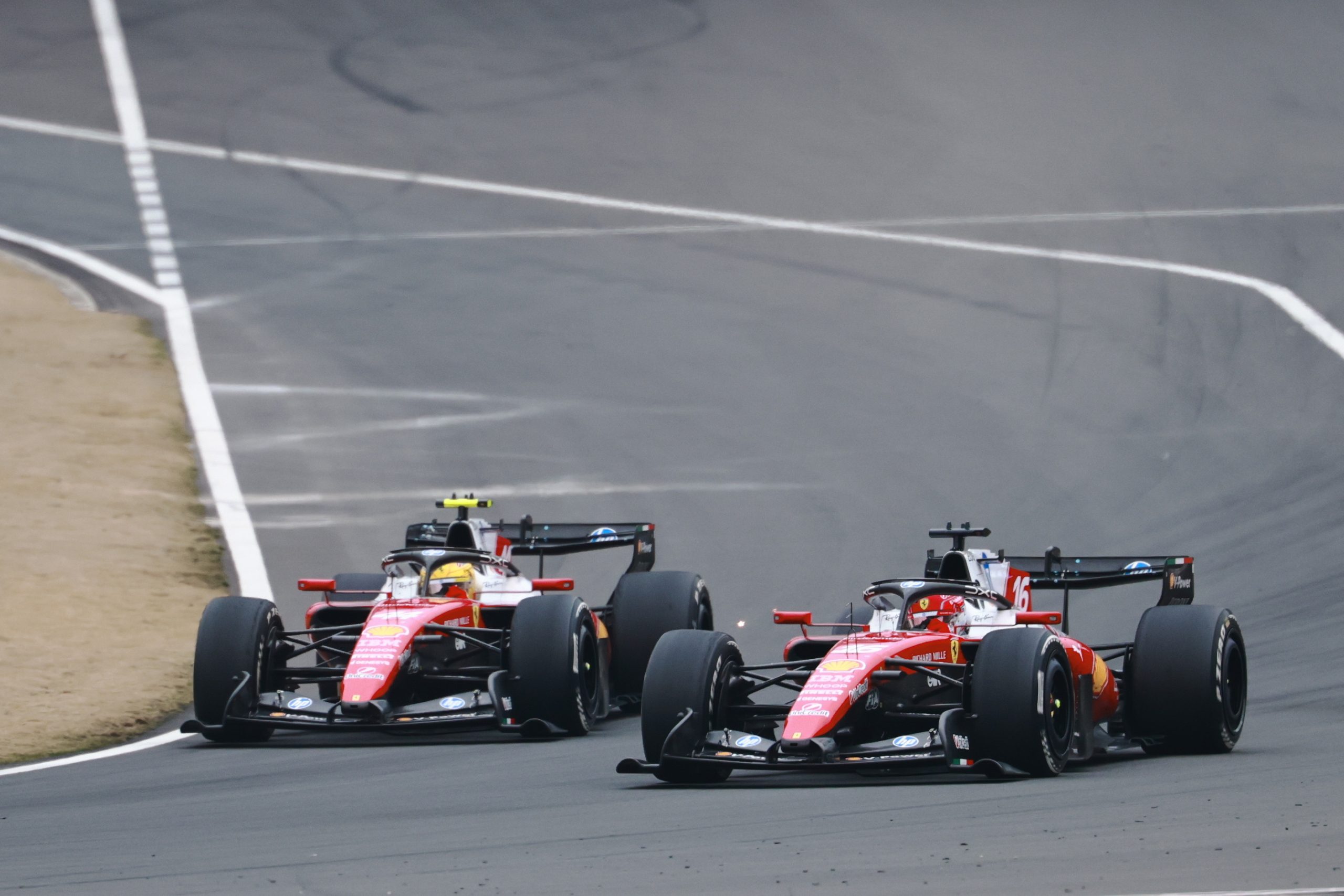 El adolescente Antonelli gana en China su primera carrera entre la discusión interna en Ferrari