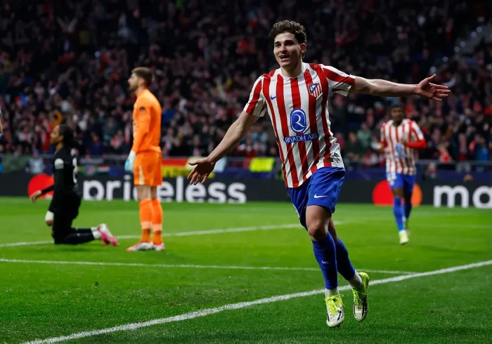 El Atlético aprovecha el harakiri británico para poner pie y medio en cuartos