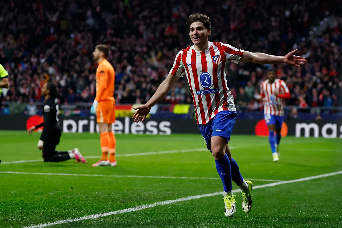 El Atlético aprovecha el harakiri británico para poner pie y medio en cuartos