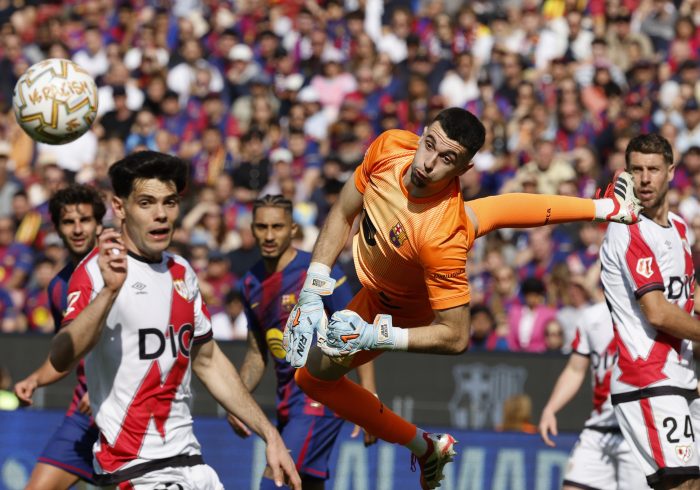 El Barça evita el sofoco ante el Rayo con un gol de Araujo y agarrado a Joan Garcia