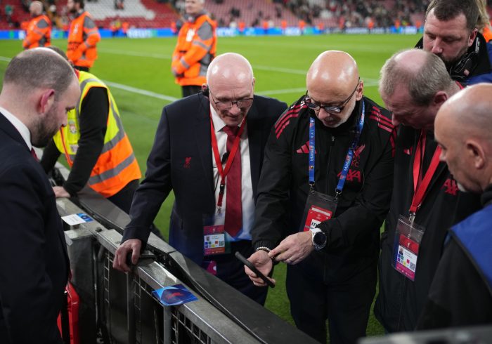 El impactante corte de Noa Lang en Anfield: gritos de dolor y angustia por un dedo enganchado en una valla publicitaria