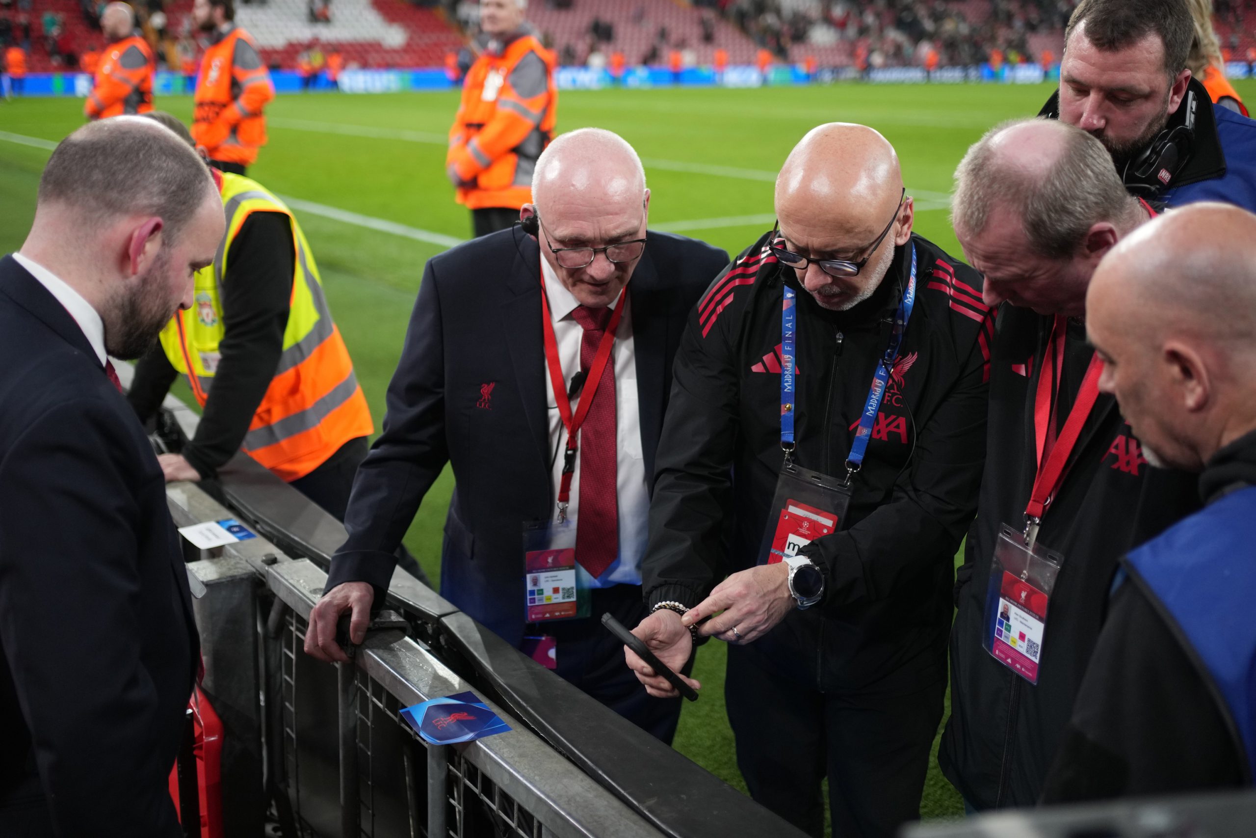 El impactante corte de Noa Lang en Anfield: gritos de dolor y angustia por un dedo enganchado en una valla publicitaria