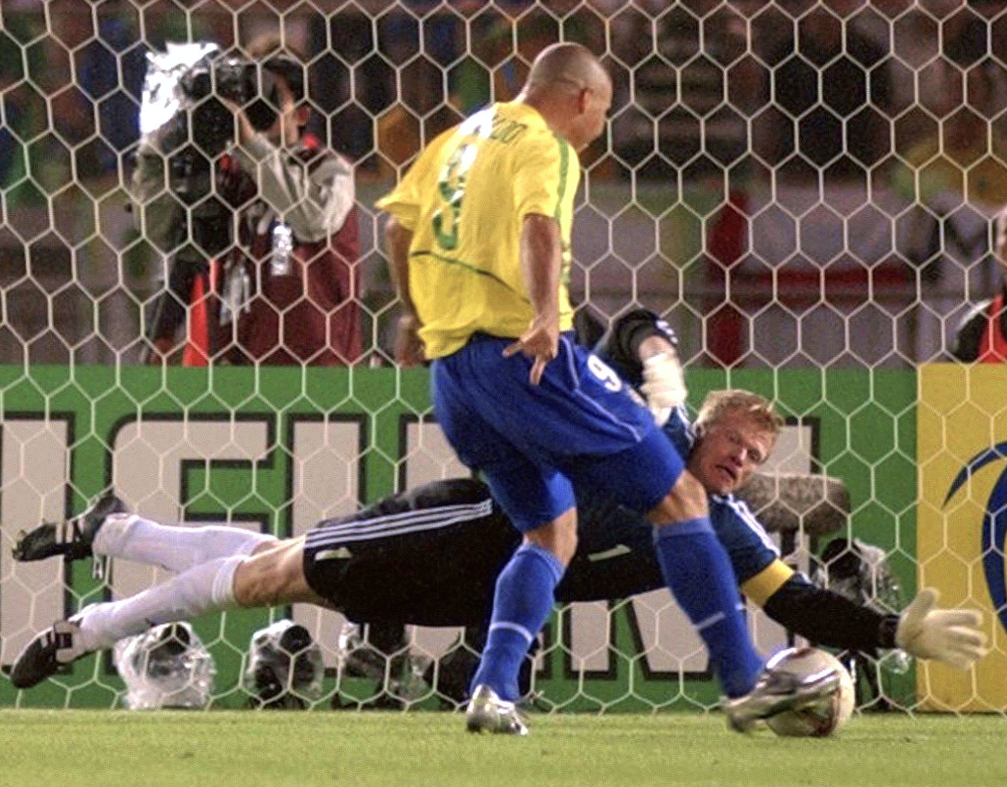 Ronaldo marca a Oliver Kahn durante la final de 2002.