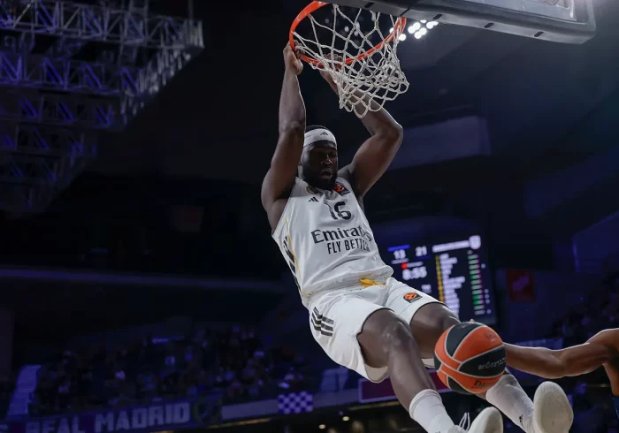 El Real Madrid despluma al Efes de Laso y acecha la segunda plaza