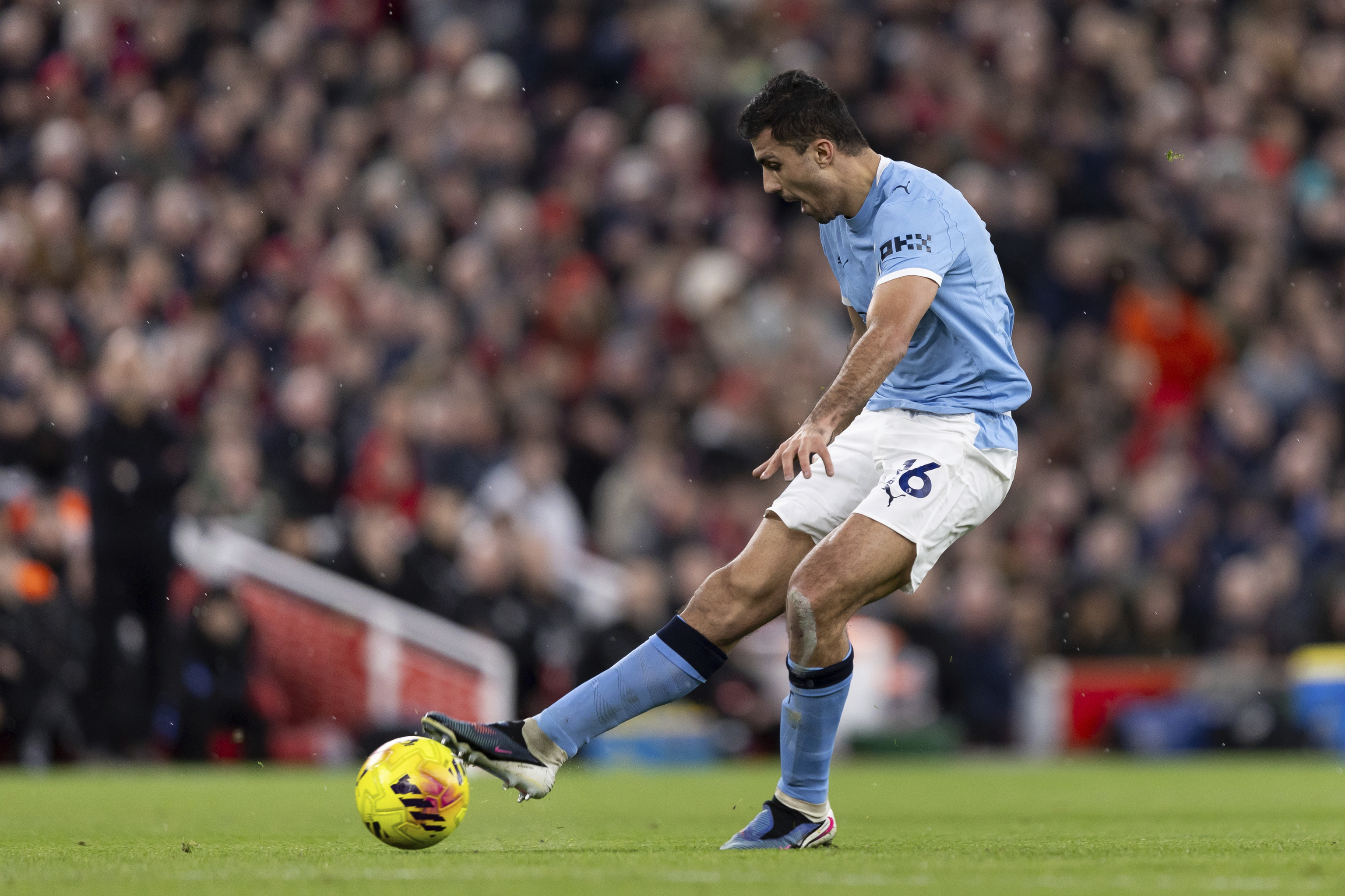 Rodri, en acción durante un partido contra el Liverpool.