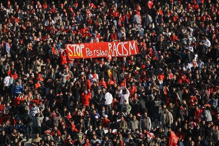 Una pancarta contra el racismo persa, en el estadio Sahand.