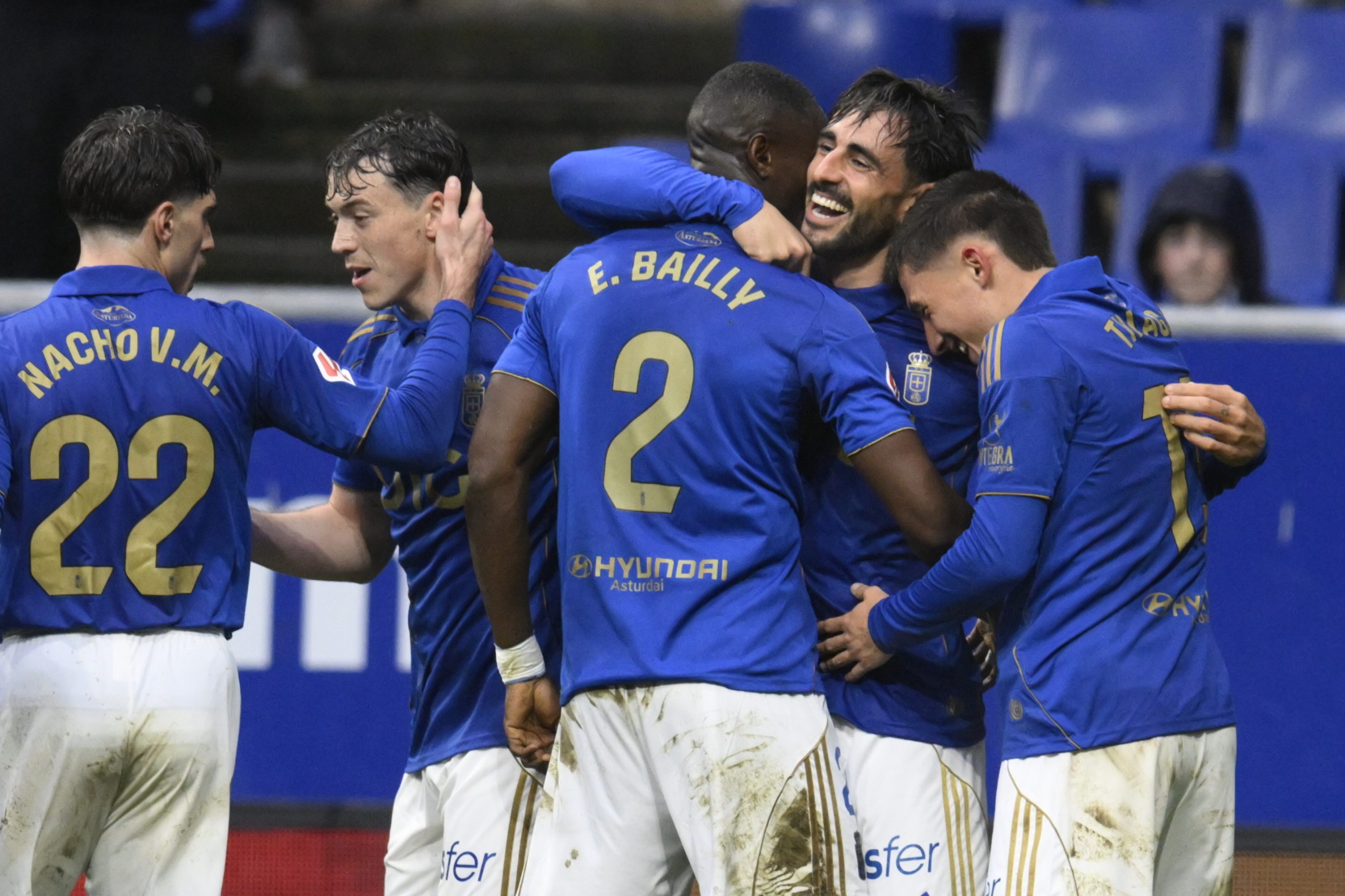 El Valencia hace crack ante un colista Oviedo que gana vida