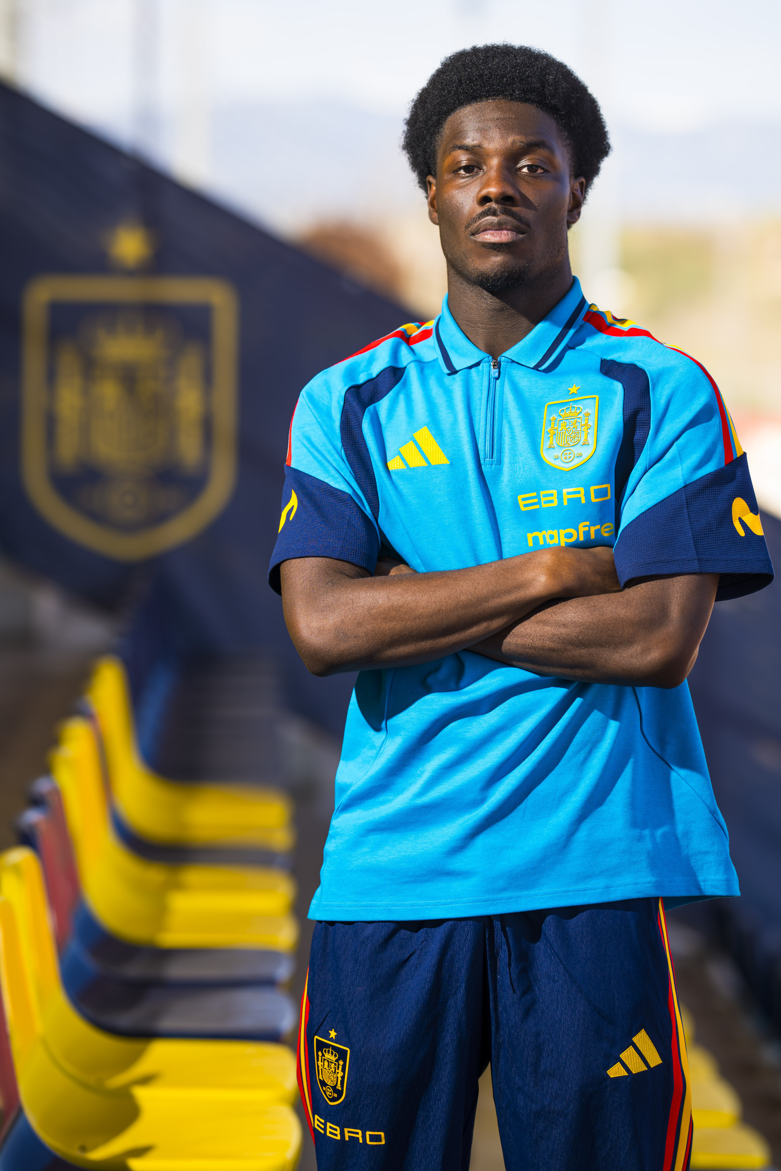 El delantero frente al escudo de la selección.