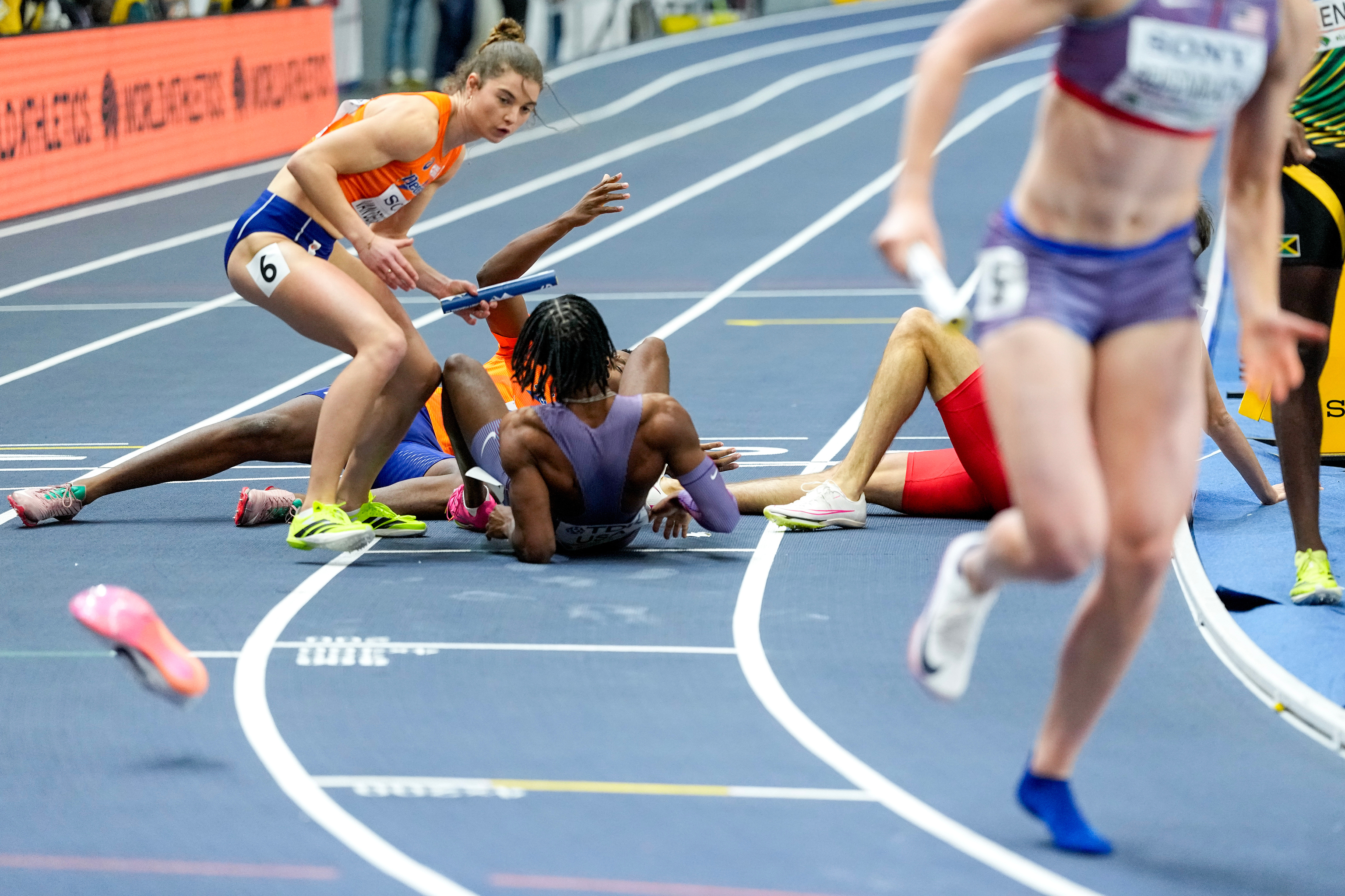 Momento de la caída en el 4x400 mixto.