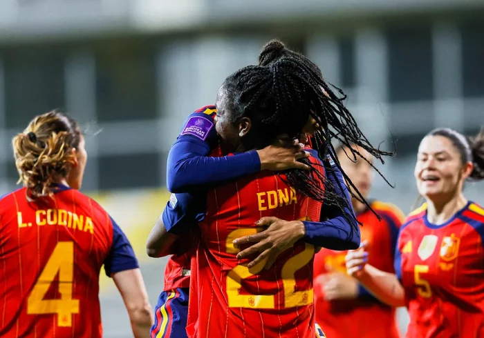 España vence con autoridad a Ucrania y huye del peligro