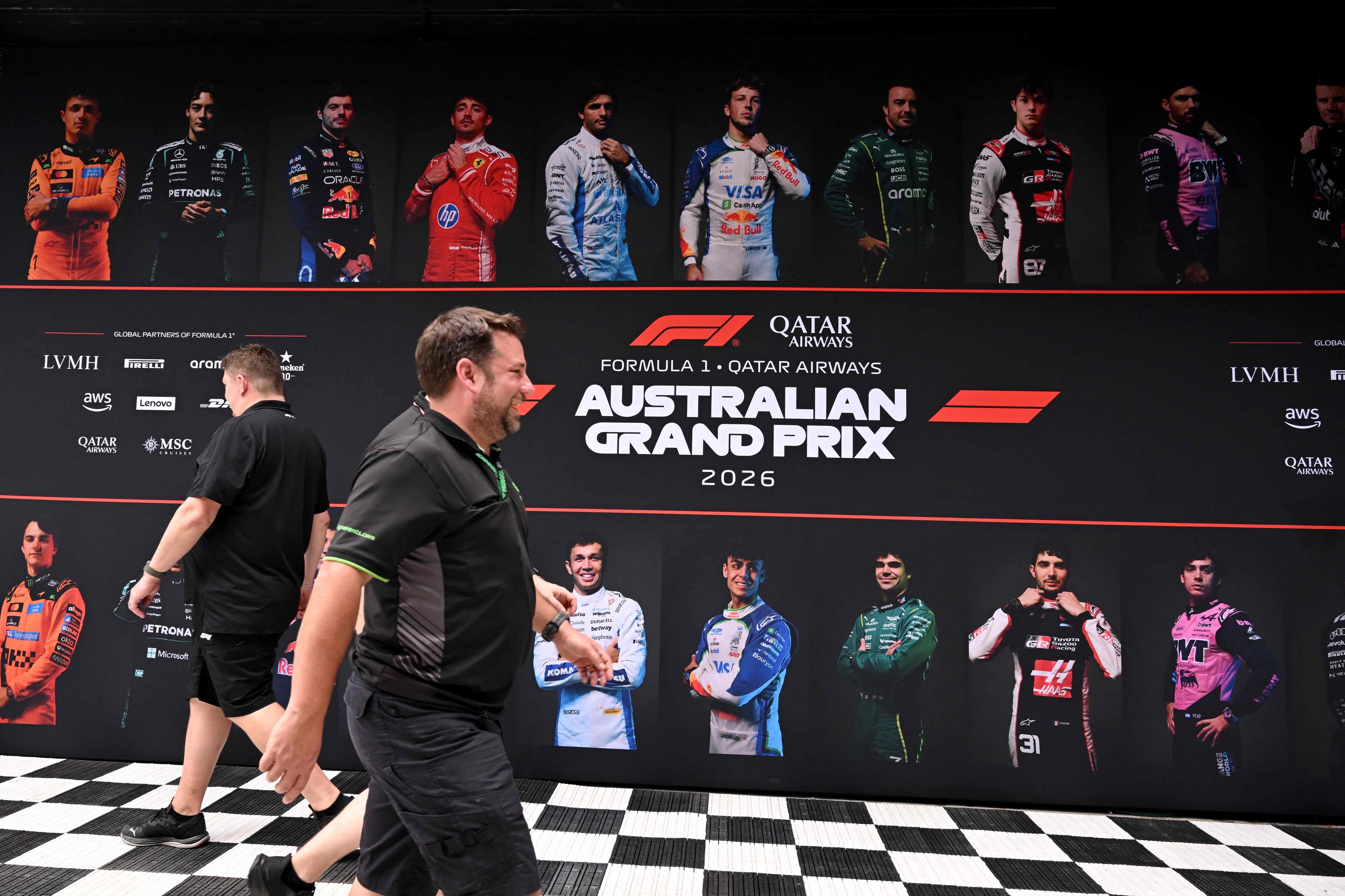 Operarios de la F1, el jueves, en el paddock de Albert Park.