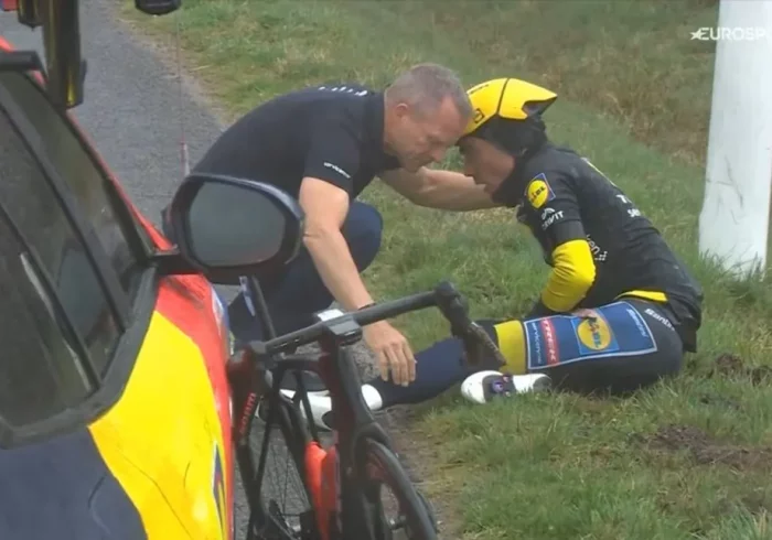 Juan Ayuso se retira de la París-Niza tras sufrir una fuerte caída