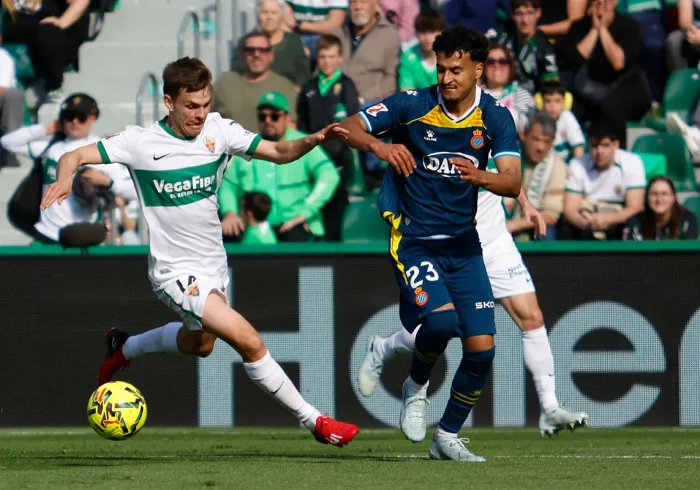 La denuncia racista de El Hilali que paró tres minutos el Elche-Espanyol por el insulto de Rafa Mir: "Viniste en patera"