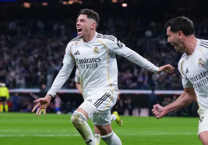 La fe del Madrid que personifica Valverde, poseído y expulsado, decide un derbi de explosiones