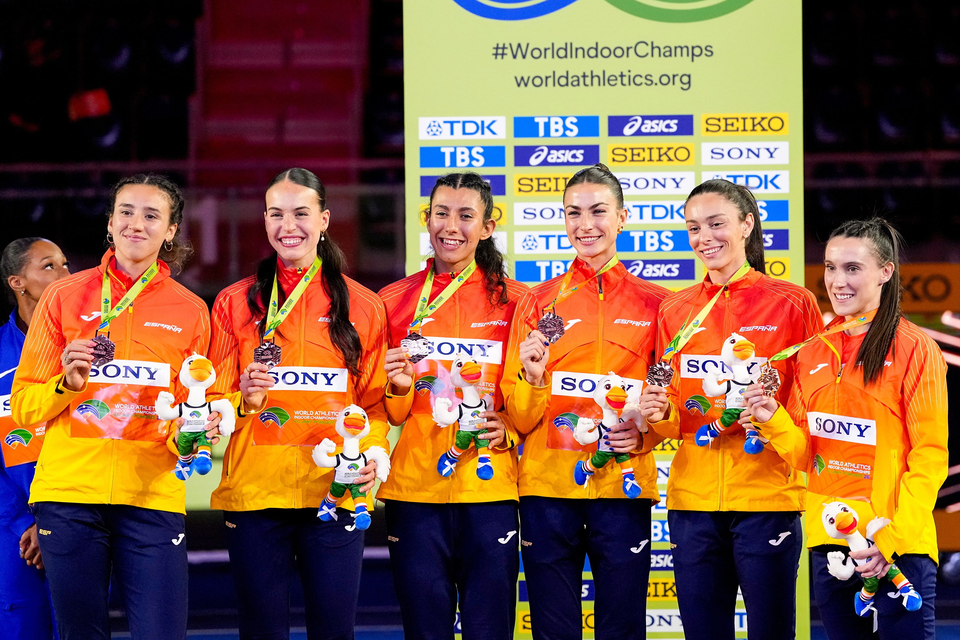 Las seis protagonistas del relevo español, con la medalla de bronce.
