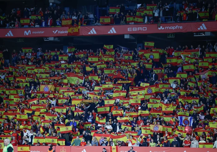 La gran fiesta española en Cornellá, manchada por los gritos xenófobos de "musulmán el que no bote"