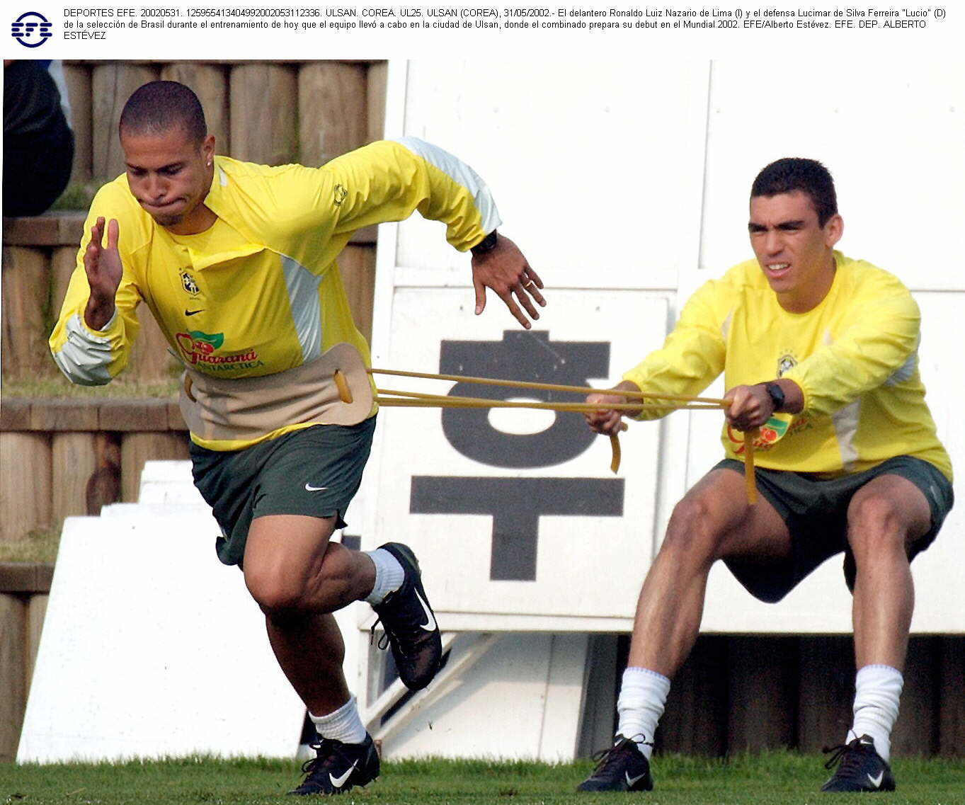 Ronaldo, con Lucio durante un entrenamiento.