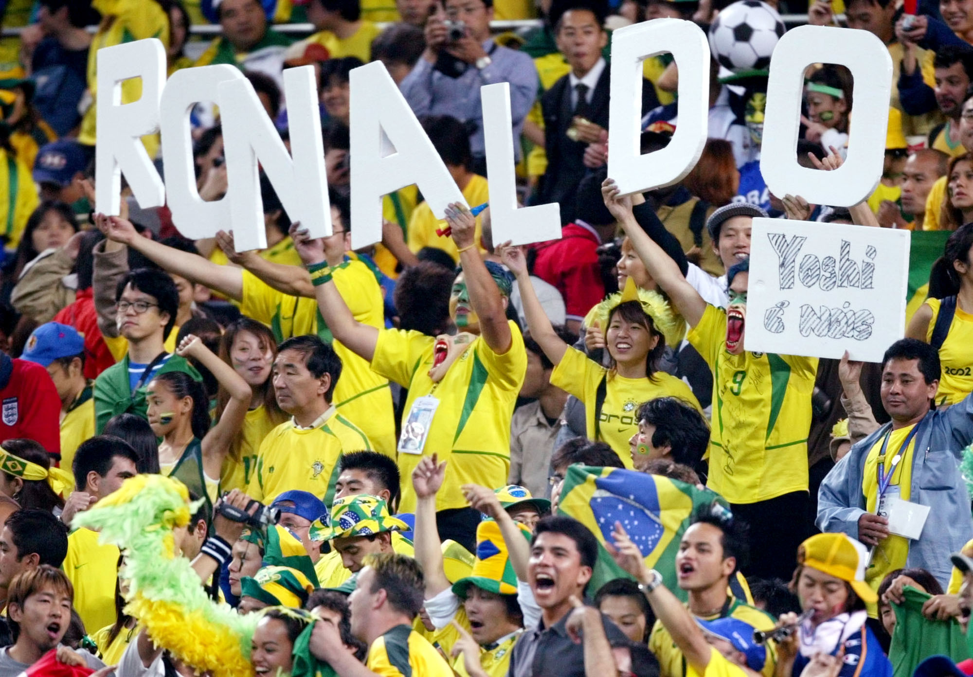 Seguidores japoneses en Saitama (Japón) arropando a Ronaldo.