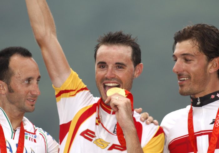 La tensión de Samuel Sánchez, un campeón olímpico, en Dubái: ''Caen trozos de metralla, el ruido es como el de una mascletá''