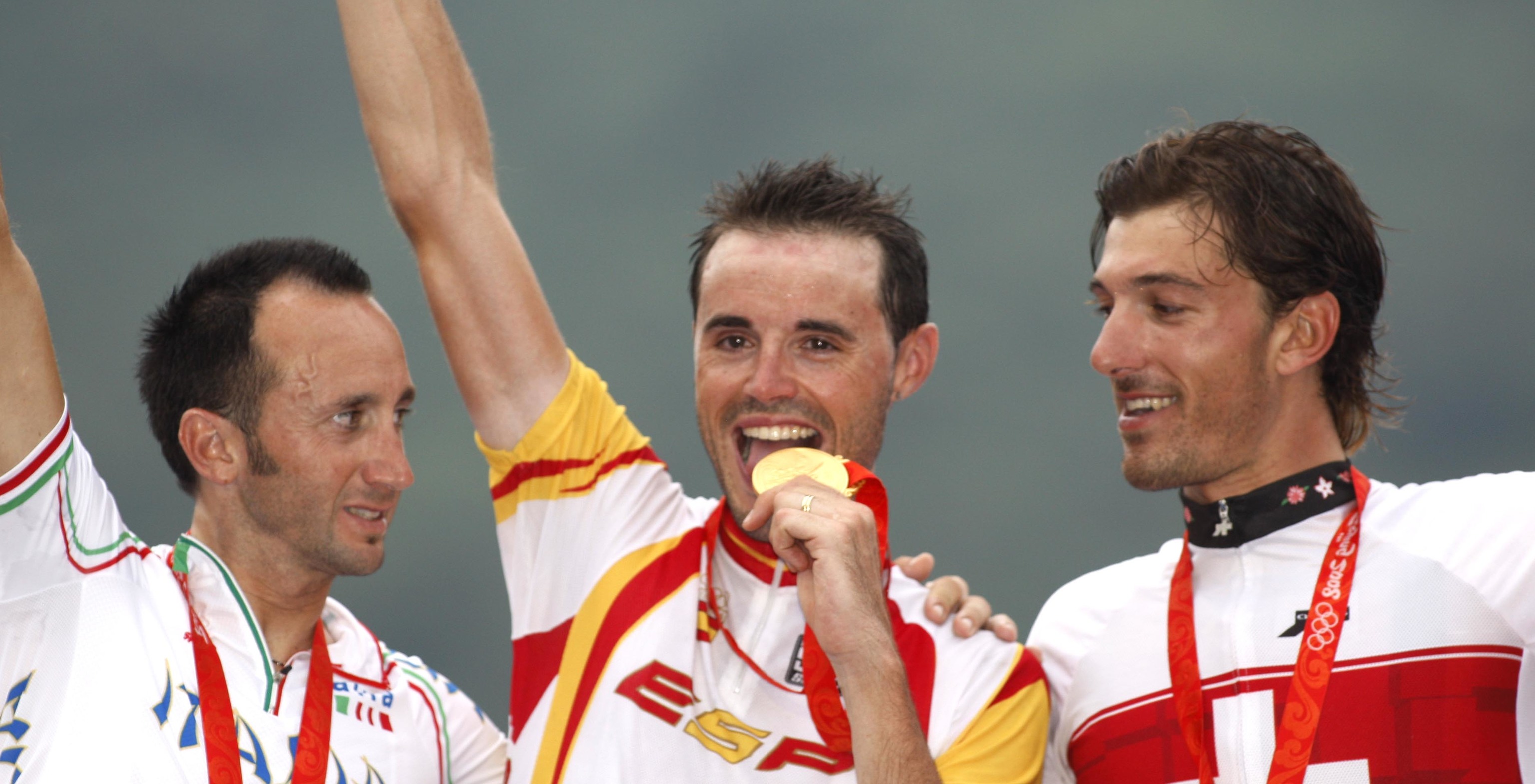 Samuel, escoltado por Bettini (izquierda) y Cancellara (derecha).