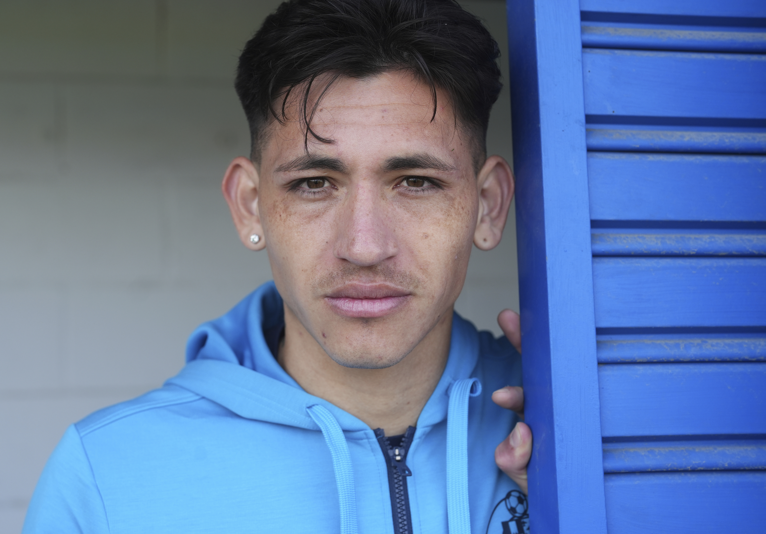 El delantero en un pasillo del estadio.