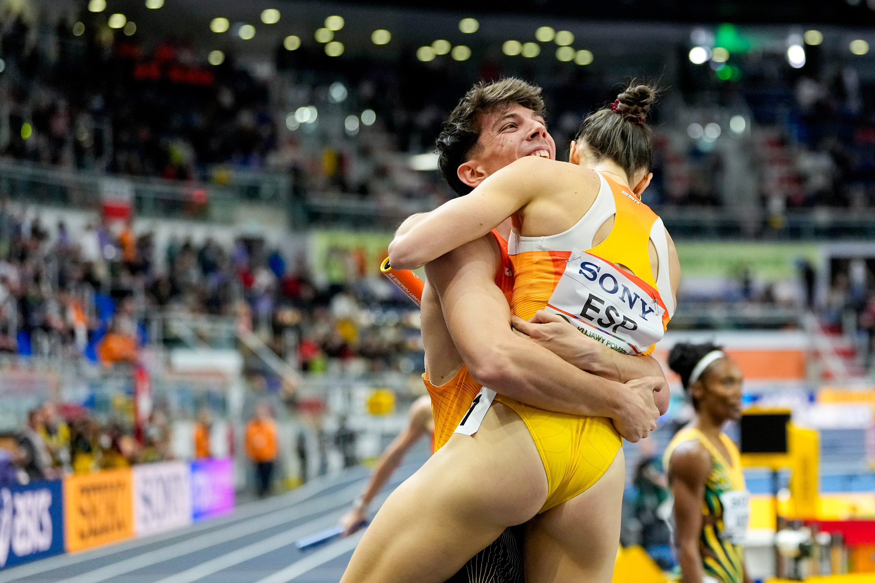 Zurita y Blanca Hervás se abrazan tras lograr la plata en el relevo mixto 4x400.