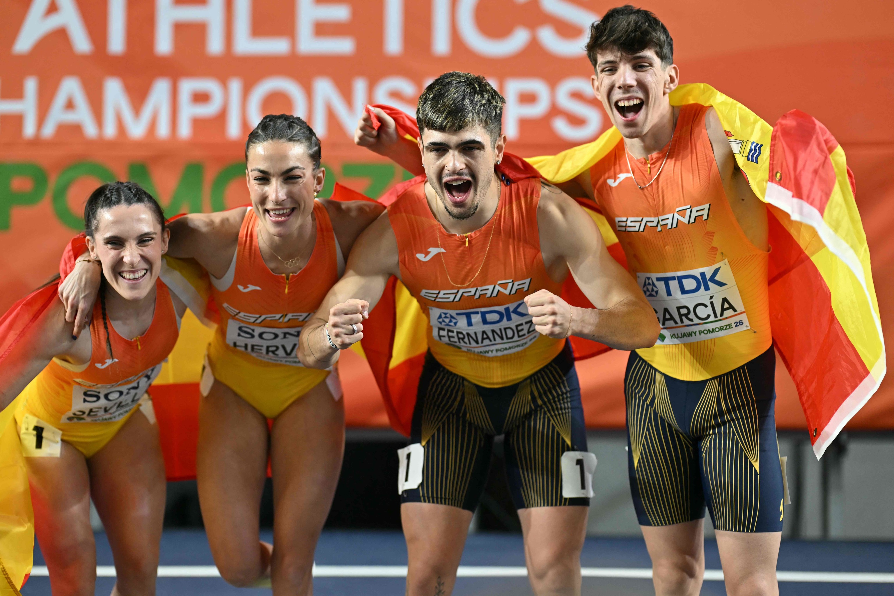 Paula Sevilla, Blanca Hervas, Markel Fernández y David García celebran su plata.