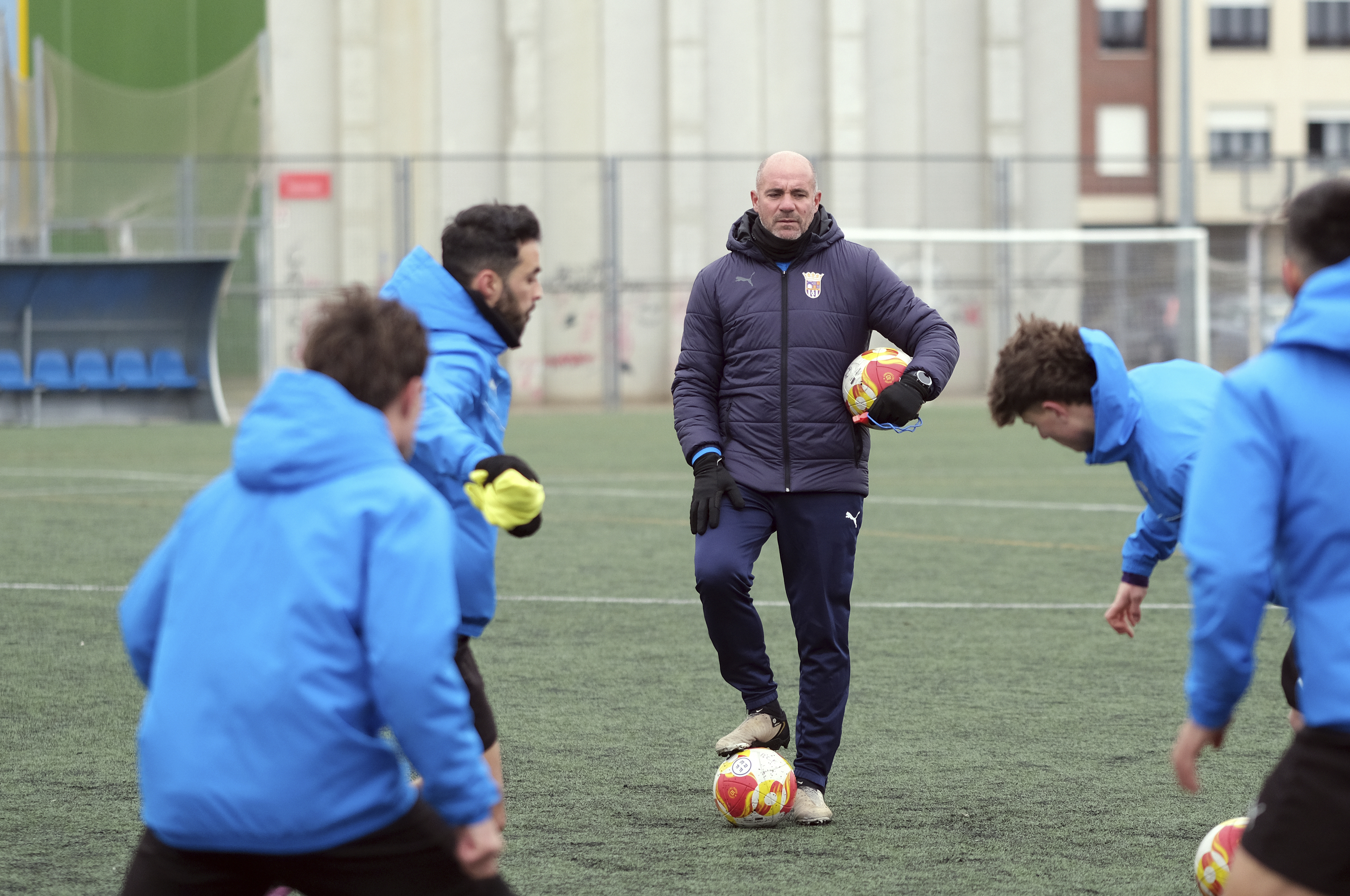 El entrenador durante una práctica.