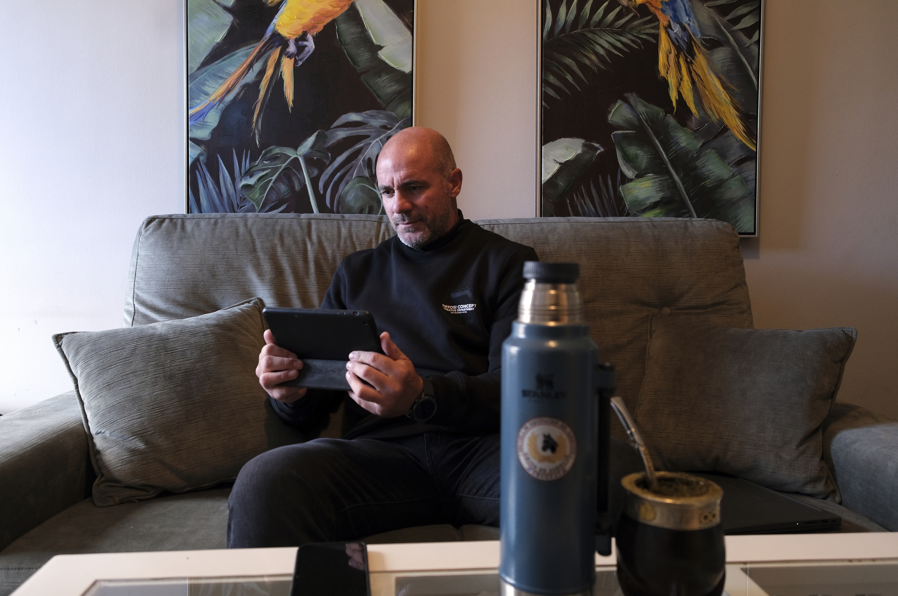 Pandiani revisa la tablet en su hotel.