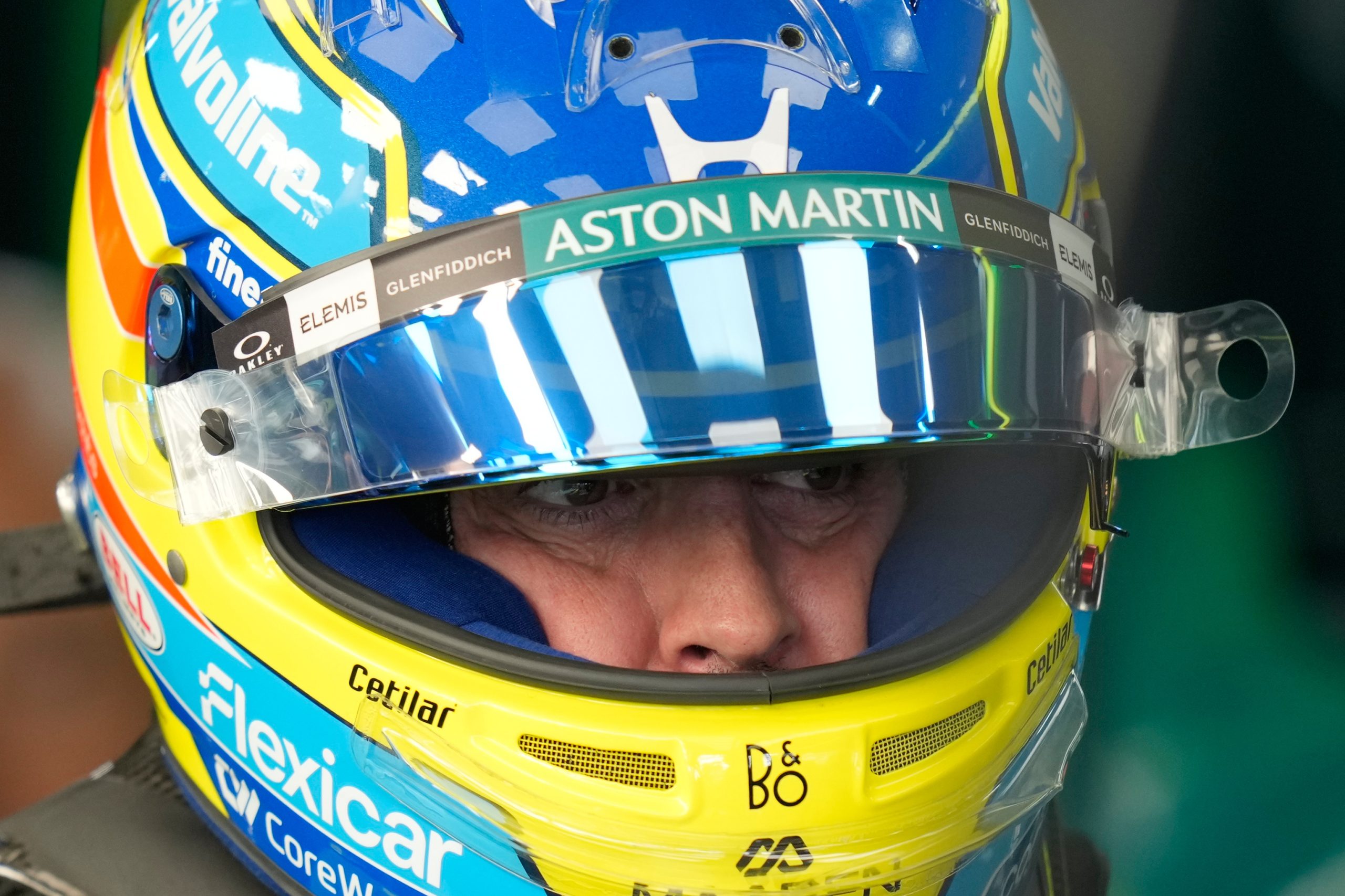 Parches para que el Aston Martin de Alonso deje de temblar: "Hay que elegir entre la salud del piloto o terminar la carrera"