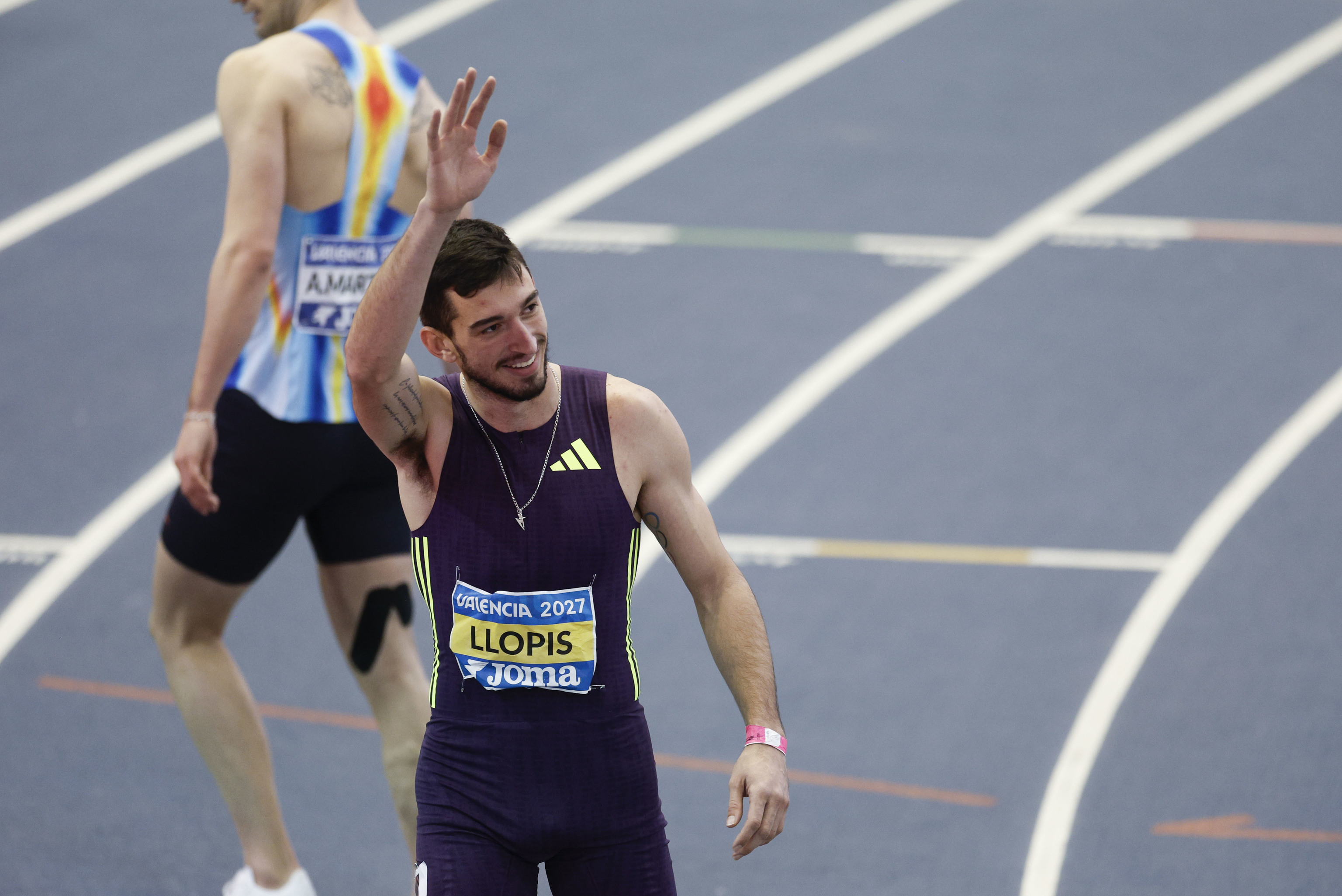 Llopis, celebra su victoria en la final de 60m Vallas del campeonato de España.