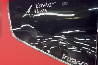 Ultras del Barcelona revientan de una pedrada una luna del autobús del Atlético