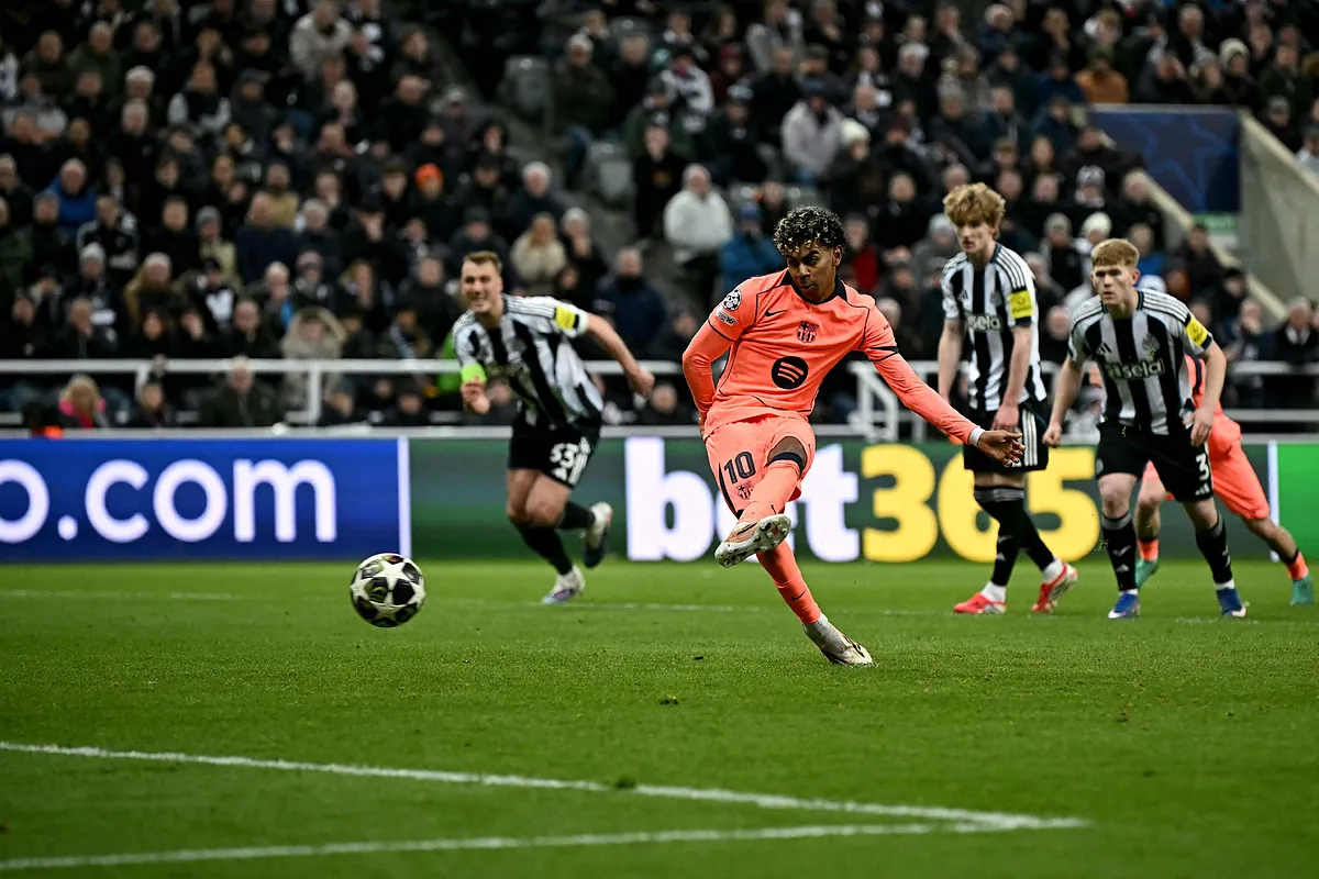 Un Barça aturdido sale vivo del purgatorio de Newcastle con un penalti de Lamine Yamal en el último minuto