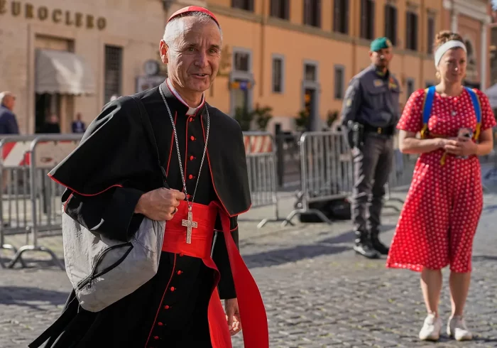 Un cardenal francés corre el maratón de Roma entre miles de atletas de todo el mundo