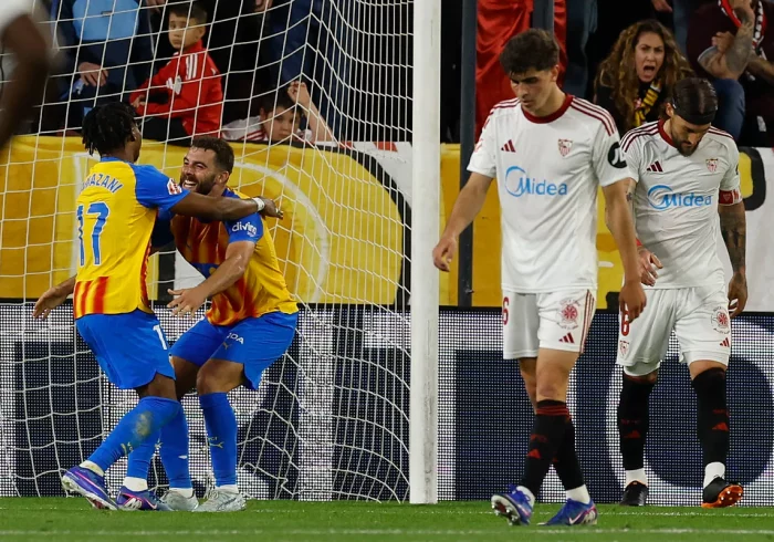Un eficaz Valencia condena al Sevilla al sufrimiento