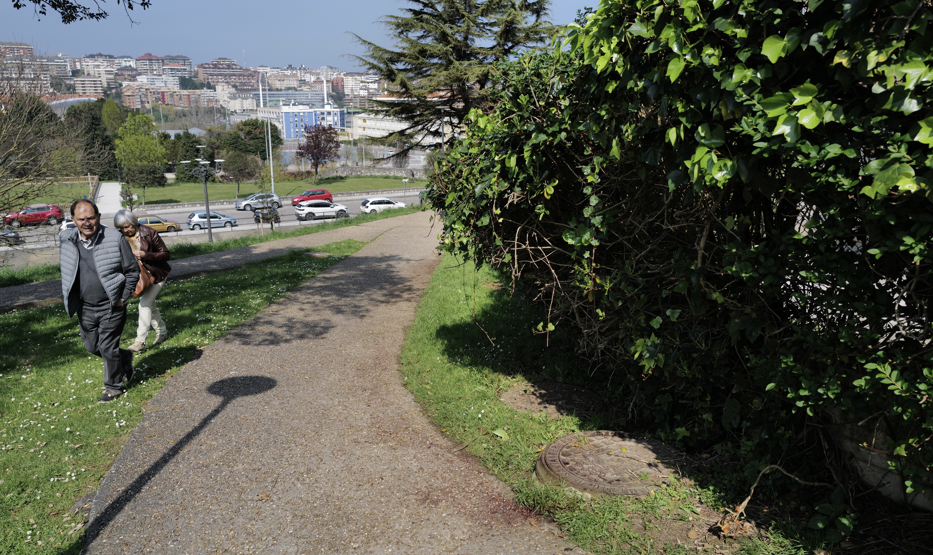 La alcantarilla en la que se golpeó Mariano.