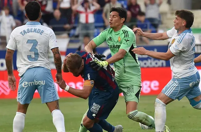 13 partidos de sanción a Andrada, portero del Zaragoza, tras su puñetazo a Pulido