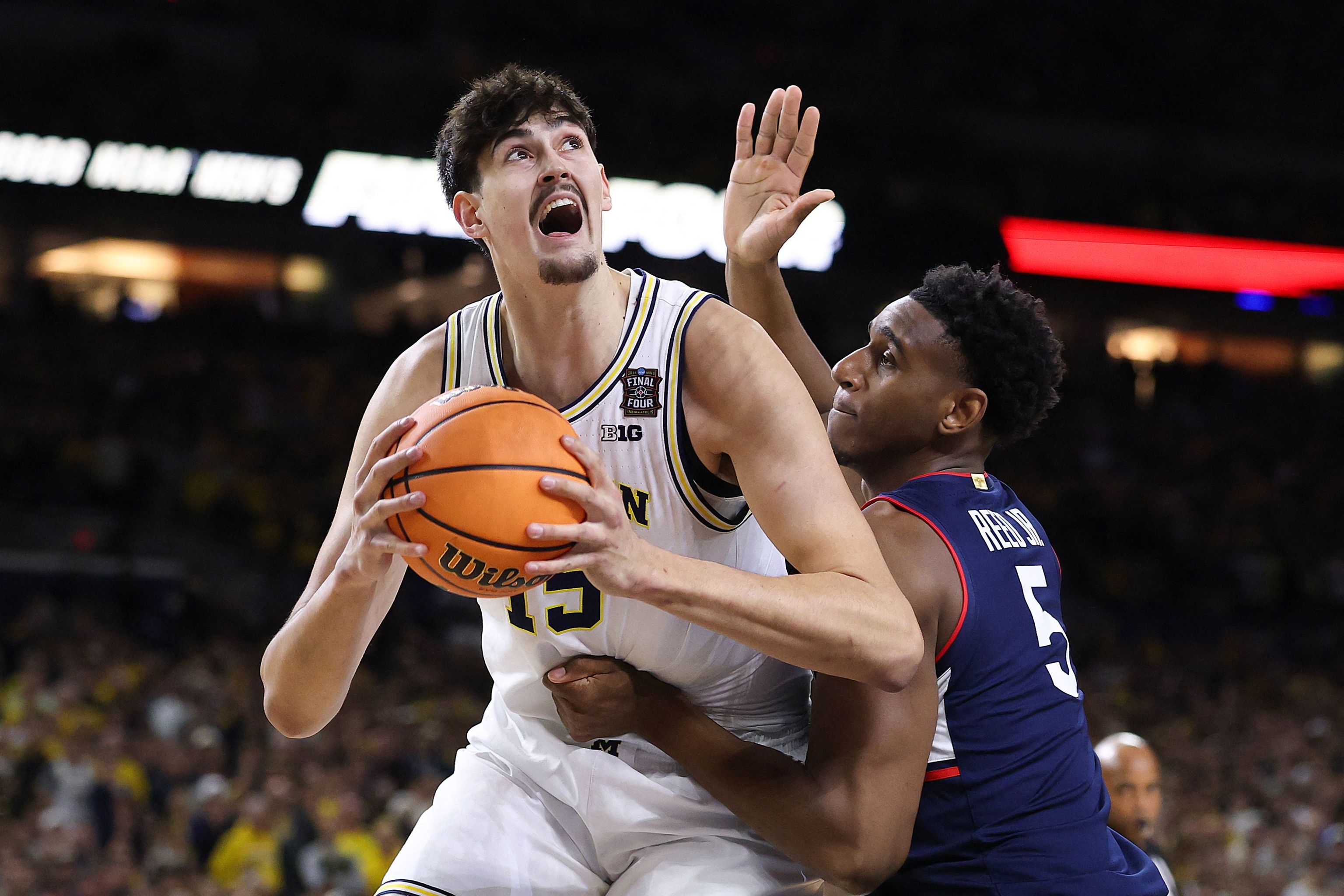 Aday Mara, posteando ante Tarris Reed, en la final de la NCAA.