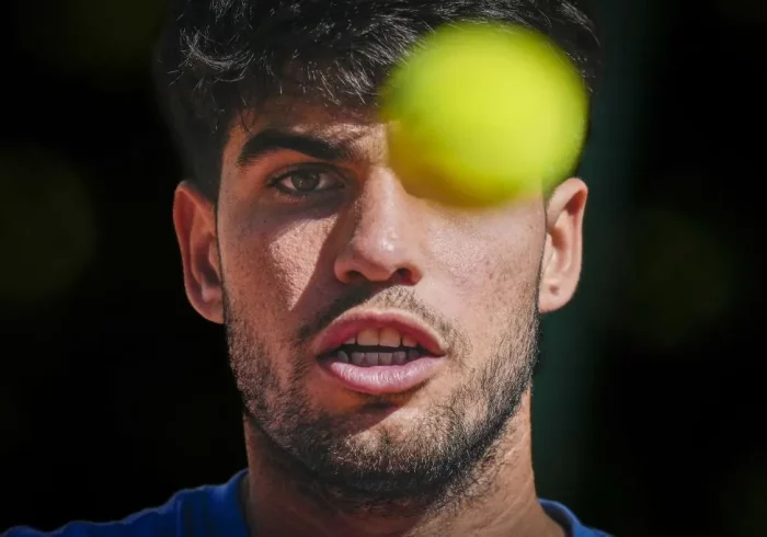 Alcaraz gana feo en su debut en el Godó y enciende las alarmas por unas molestias en la muñeca: "Espero que no sea nada"